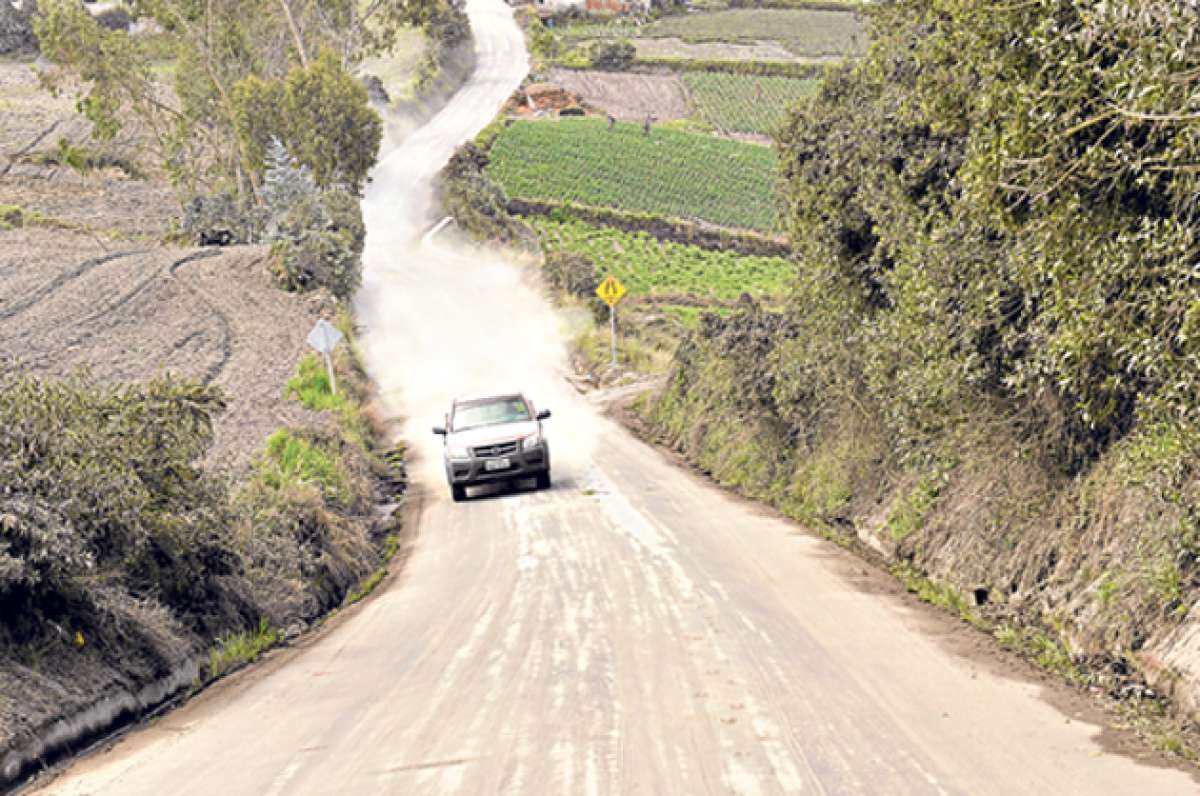 Hasta hoy hay acumulaci&oacute;n de ceniza en carreteras de poblados rurales. Los peatones evitan pasar por all&iacute; para no enfermarse. Foto: Roberto Ch&aacute;vez / El Tel&eacute;grafo