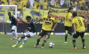 Brahian Alem&aacute;n de Barcelona disputa el bal&oacute;n con un jugador de Independiente. Foto: Jos&eacute; Mor&aacute;n / El Tel&eacute;grafo.