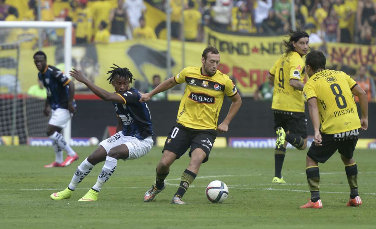 Brahian Alem&aacute;n de Barcelona disputa el bal&oacute;n con un jugador de Independiente. Foto: Jos&eacute; Mor&aacute;n / El Tel&eacute;grafo.
