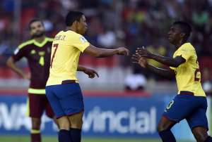Jefferson Montero agradece a Miler Bola&ntilde;os por haber dado el pase para que Turbina convierta el segundo gol. Foto: AFP
