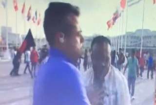 Periodista empuja en vivo a un fanático en Qatar