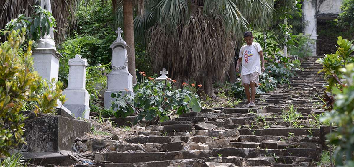 Jos&eacute; Andrade cuida el cementerio de extranjeros, de 10:00 a 15:00, desde 1971, por encargo de una familia noruega y otra alemana.