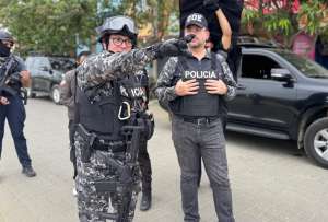 John Reimberg, ministro del Interior, se moviliz&oacute; a Puerto L&oacute;pez para coordinar los allanamientos. 