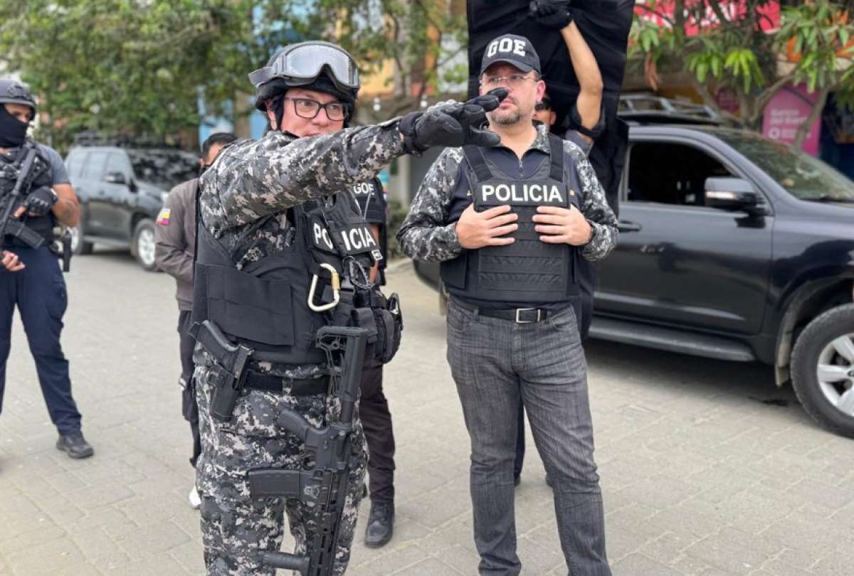 John Reimberg, ministro del Interior, se moviliz&oacute; a Puerto L&oacute;pez para coordinar los allanamientos. 