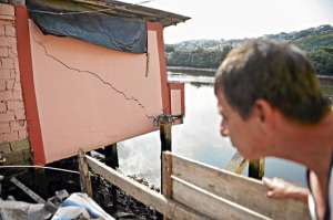 Una casa de las calles 18 y Col&oacute;n fue abandonada, hace 7 a&ntilde;os, por fallas en la estructura. Foto: William Orellana / El Tel&eacute;grafo