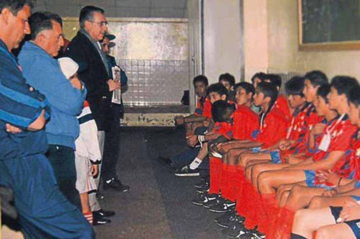 Divisiones inferiores &lsquo;criollas&rsquo; a finales de la d&eacute;cada del 90. Constan Luis Checa (tercero desde la izquierda) y agachado Christian Ben&iacute;tez (+). Foto: Cortes&iacute;a Jaime Mi&ntilde;o burbano