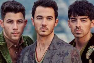 Los Jonas Brothers regresan a la pantalla que los vio crecer. Este año estrenarán una película navideña.