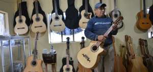 Jos&eacute; Uyaguari lleva casi medio siglo elaborando guitarras, requintos, charangos y cuatros, entre otros instrumentos. Es uno de los pocos luthiers de la zona.