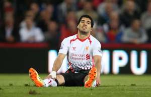 Aseguran que jugando ante Newcastle, Su&aacute;rez se lesion&oacute; (VIDEO)
