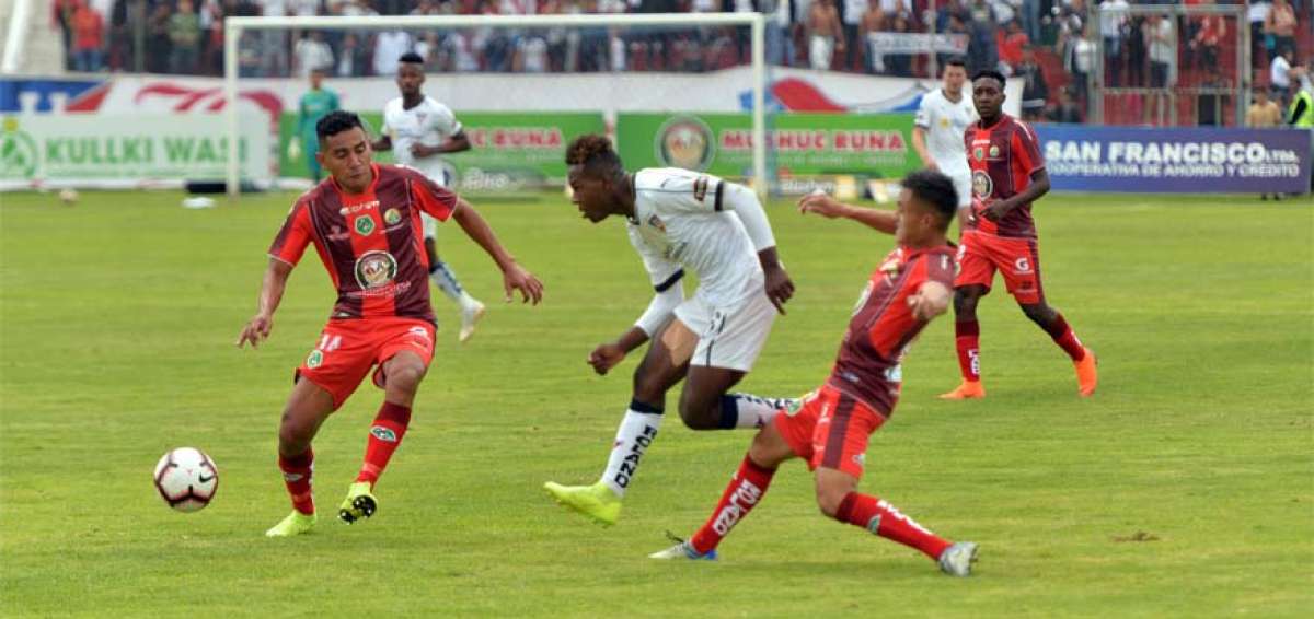No menos de 6.000 aficionados, 5.000 de ellos liguistas, acudieron ayer al estadio Bellavista de Ambato.