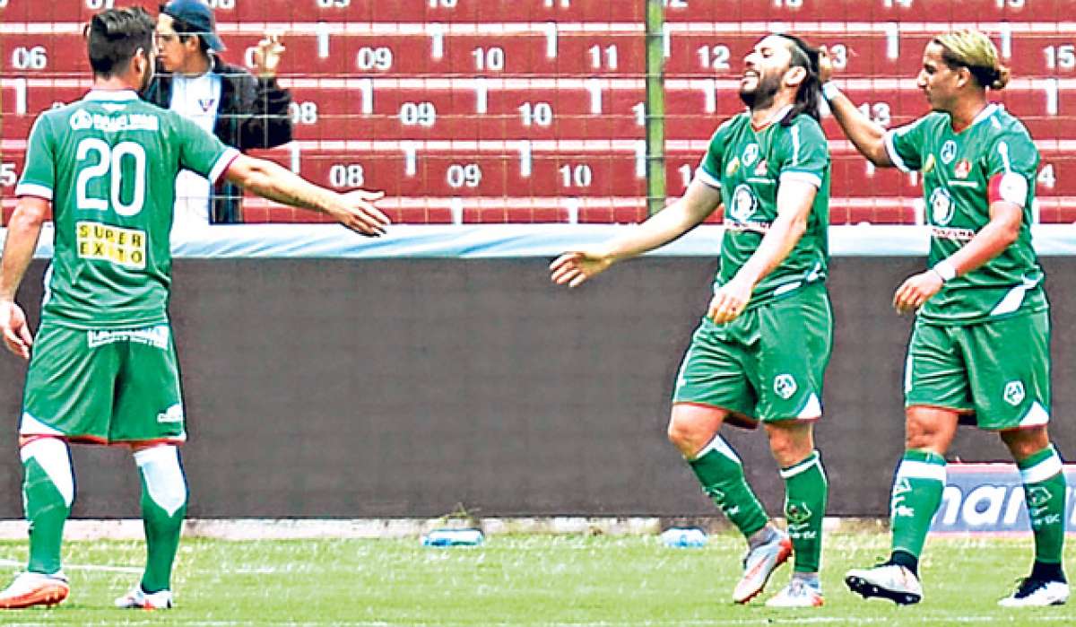El argentino Christian Cellay (centro) celebra su gol contra Liga de Quito junto a Marvin Pita (der.) y Agust&iacute;n Briones durente el partido en Casa Blanca. Foto: &Aacute;lvaro P&eacute;rez / El Tel&eacute;grafo