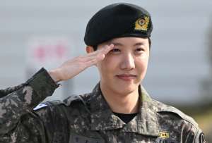 El artista agradeció el apoyo de sus fanáticos y exaltó el sacrificio de los soldados, tras ser dado de baja en la base militar de Wonju.