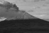 Registran emisiones desde el cráter del volcán Cotopaxi