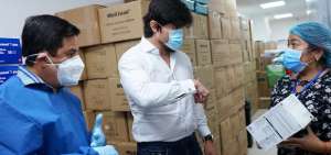 El secretario Anticorrupci&oacute;n, Jos&eacute; De La Gasca, durante un recorrido en un hospital para constatar el inventario, insumos m&eacute;dicos, bolsas para cad&aacute;veres, equipos de protecci&oacute;n, entre otros productos relacionados con los casos expuestos a trav&eacute;s de alertas de corrupci&oacute;n. 