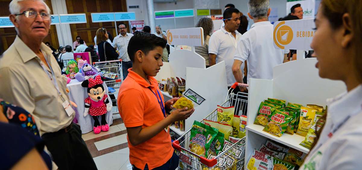 El peque&ntilde;o Mauro Valencia se apresta a degustar unos chifles elaborados por los emprendedores.