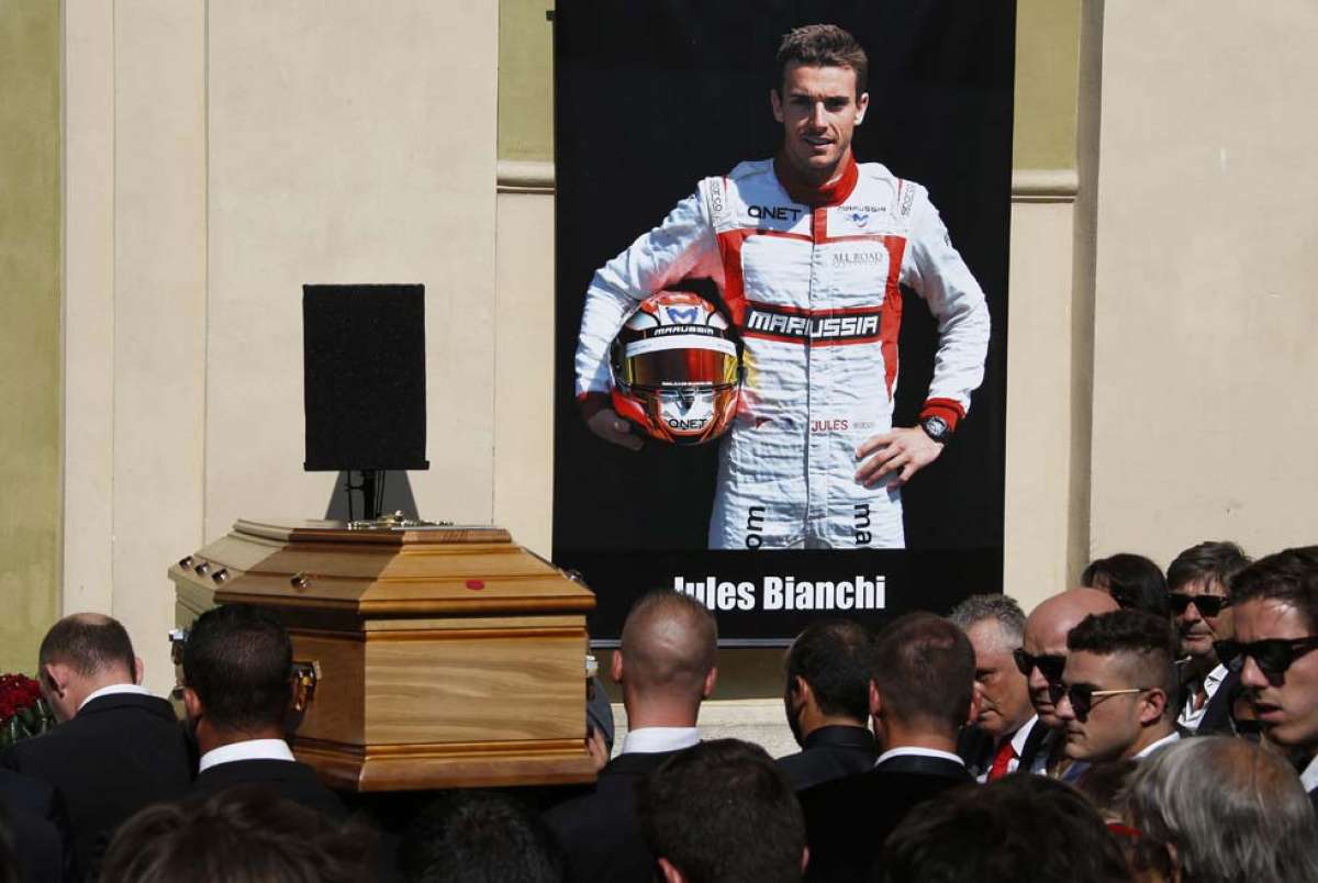 Dos grandes retratos del joven piloto franc&eacute;s adornaban la fachada de la catedral donde se realiz&oacute; el funeral. Foto: AFP
