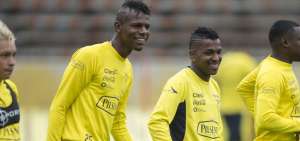 El defensa ecuatoriano (i) juega para Universidad Cat&oacute;lica de Quito. 