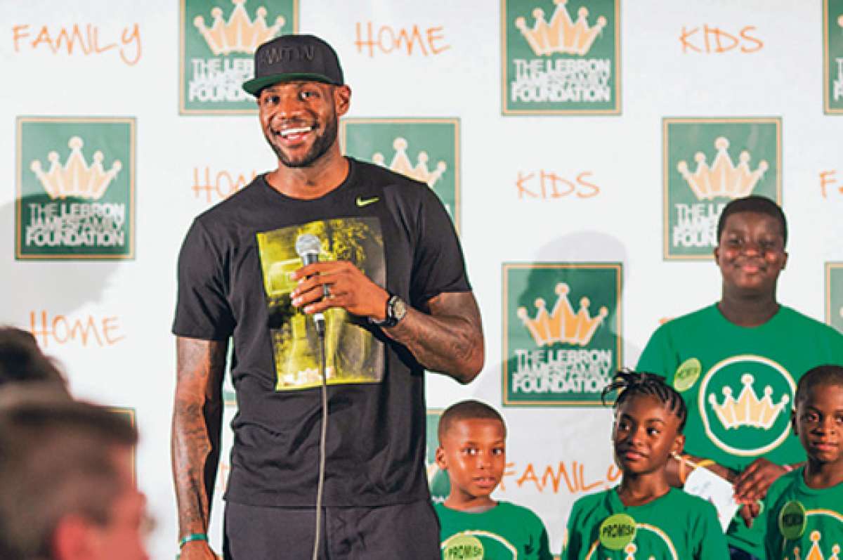 LeBron James durante la rueda de prensa que dio en la Universidad de Akron, cerca del gimnasio donde se inici&oacute; como deportista. Foto: AFP