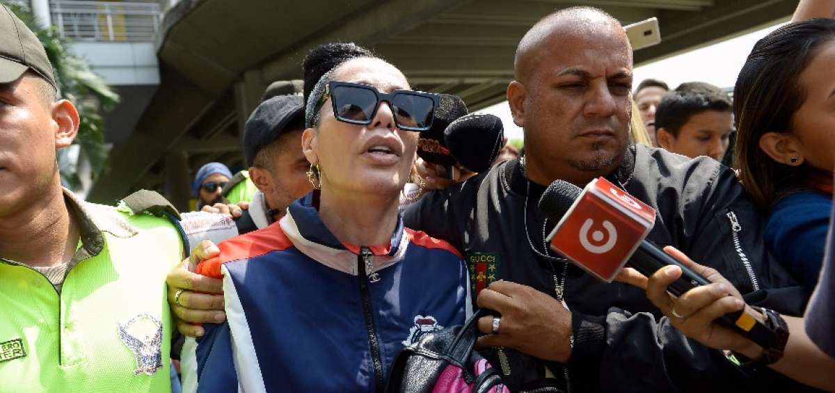 Ivy Queen lleg&oacute; a Guayaquil y escap&oacute; de la prensa en un Porsche