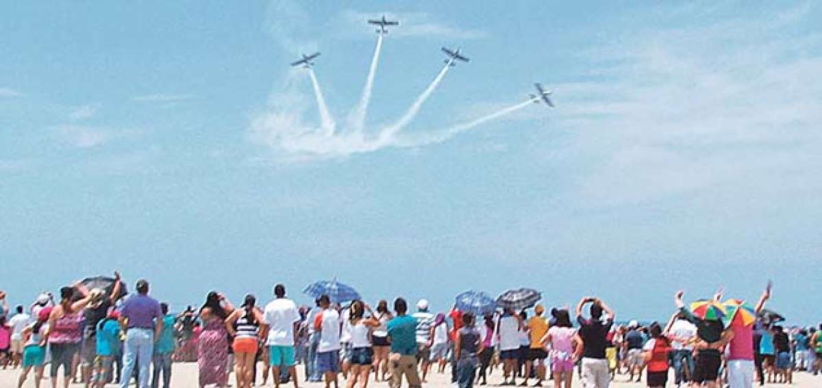 El p&uacute;blico manabita disfrut&oacute; las maniobras de la Escuadrilla de Alta Acrobacia Halcones de la Fuerza A&eacute;rea de Chile. Vivian Zambrano / El Tel&eacute;grafo