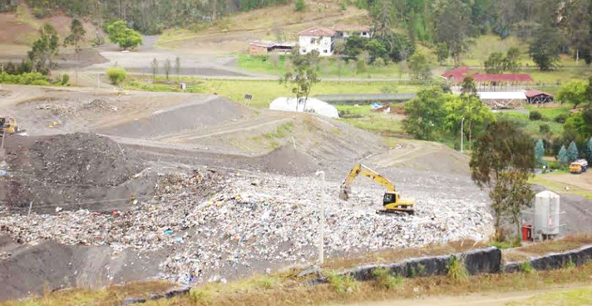 Al relleno sanitario Pichacay llegan diariamente unas 450 toneladas de basura generadas en la ciudad. Foto: cortes&iacute;a
