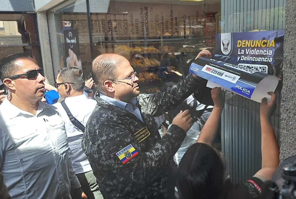 El ministro del Interior, John Reimberg, particip&oacute; de un operativo antidelincuencial y c&oacute;digos QR, en Quito.