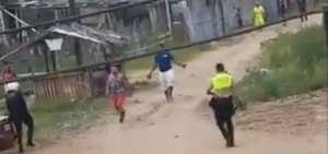 Polic&iacute;as amenazados con palos, piedras y machete en Nobol