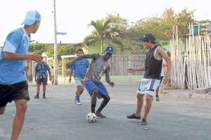 Los ciudadanos, en varios sectores de Guayaquil, convierten la v&iacute;a p&uacute;blica en cancha para recrearse. Foto: Miguel Castro / El Tel&eacute;grafo