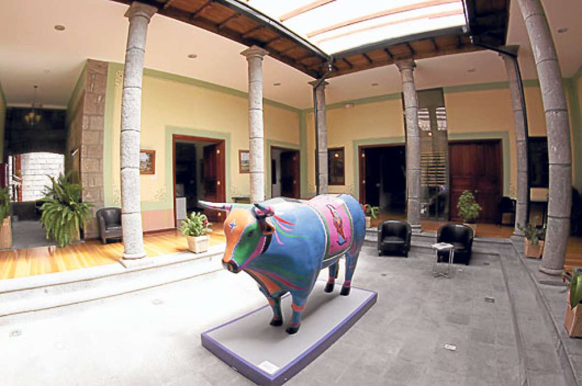 Un toro multicolor atrae cada semana a 300 turistas al Museo Luis Edmundo Mart&iacute;nez