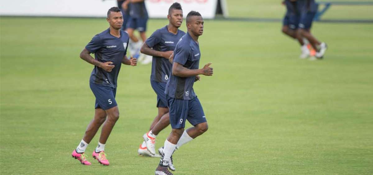 El futbolista esmeralde&ntilde;o Jos&eacute; Angulo (der.) durante una de sus &uacute;ltimas pr&aacute;cticas en Quito, en agosto pasado.