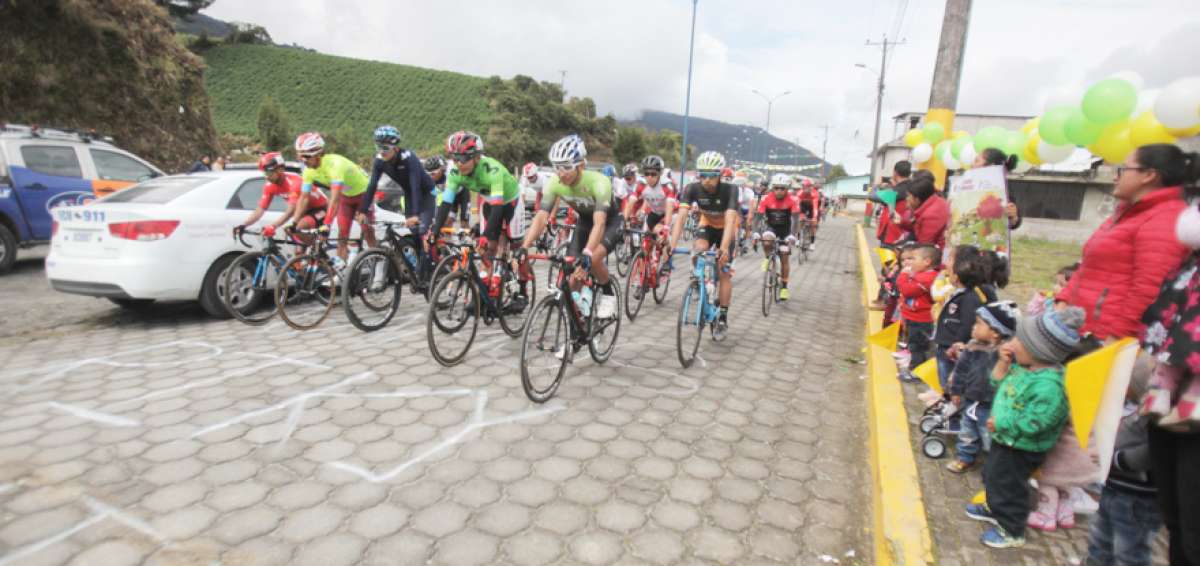 Los participantes en la competencia nacional recorrieron la Sierra norte de Ecuador; la prueba tuvo su partida y llegada en la capital.