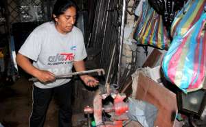 Lucila Morocho, de 48 a&ntilde;os, se ha dedicado por m&aacute;s de 25 a&ntilde;os a forjar hierro. Foto: Diana Vera 