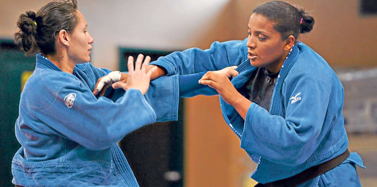 Estefan&iacute;a Garc&iacute;a (izq.) entrena t&aacute;cticas de defensa con Diana Chal&aacute;, quien buscar&aacute; el podio en los 78 kg en Montevideo. Foto: Karly Torres / El Tel&eacute;grafo