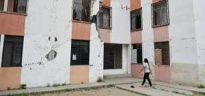 Familias ocupan edificios afectados por el terremoto