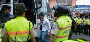 Momentos en que la Polic&iacute;a trasladaba a los extranjeros hasta Latacunga.