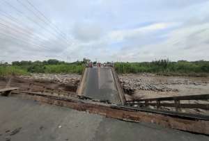La tarde de este domingo, 21 de abril, colapsó un puente en el sector Manuel J. Calle de la Troncal, provincia del Cañar.