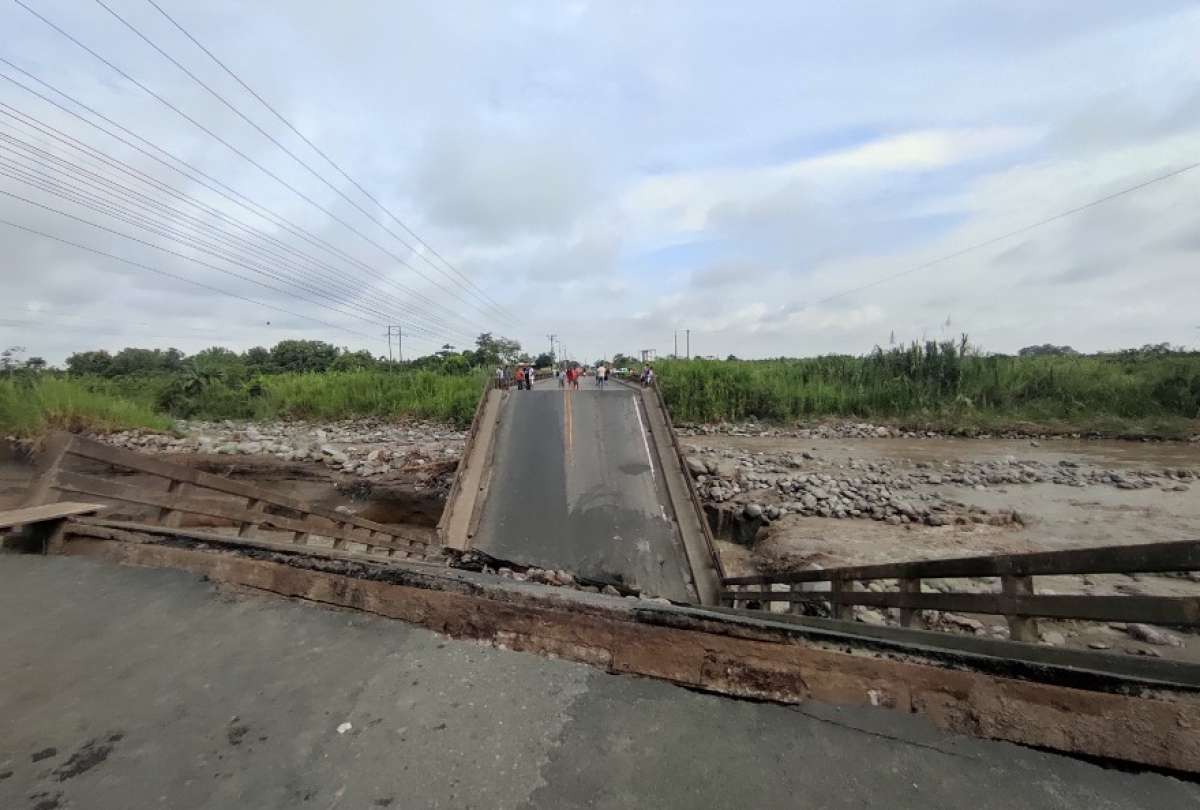 La tarde de este domingo, 21 de abril, colapsó un puente en el sector Manuel J. Calle de la Troncal, provincia del Cañar.