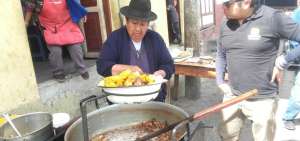 La fritada es preparada en olla de bronce y con le&ntilde;a al aire libre, lo que la vuelve un atractivo en esta zona de la Sierra ecuatoriana.