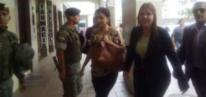 La vicepresidenta (e) Mar&iacute;a Alejandra Vicu&ntilde;a (d) y la ministra de Justicia, Rosana Alvarado, mantuvieron una reuni&oacute;n con el pleno de la Corte Constitucional.