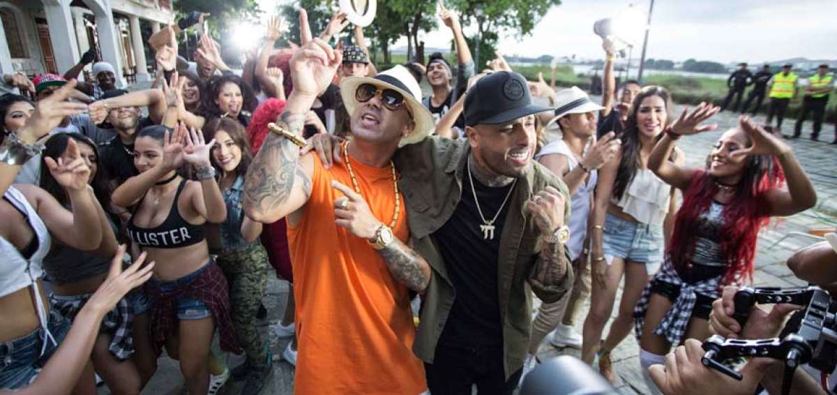 Nicky Jam y Wisin en la filmaci&oacute;n del video, en el Parque Hist&oacute;rico de Guayaquil.