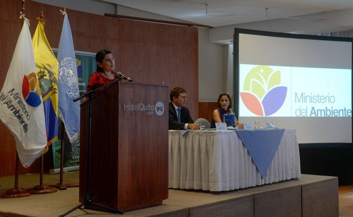 Lorena Tapia, ministra del Ambiente, explica las pr&aacute;cticas sobre Consumo y Producci&oacute;n Sostenible. Foto: &Aacute;lvaro P&eacute;rez / EL TEL&Eacute;GRAFO