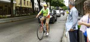 Uno de los riesgos que tienen que enfrentar aquellos que usan bicicletas en las calles de la ciudad es la presencia de veh&iacute;culos que usan objetos punzantes como parte de la carrocer&iacute;a y que pueden lesionar la integridad de otros.