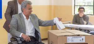 El presidente de la Rep&uacute;blica, Len&iacute;n Moreno, ejerci&oacute; su derecho al voto en la junta 7 de la Unidad Educativa Sagrados Corazones de Rumipamba, en Quito.