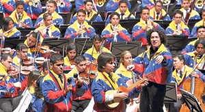 La Orquesta Sinf&oacute;nica Sim&oacute;n Bol&iacute;var, dirigida por Gustavo Dudamel (foto), es uno de los conjuntos que nacieron del proyecto social para combatir la pobreza. Foto: Internet