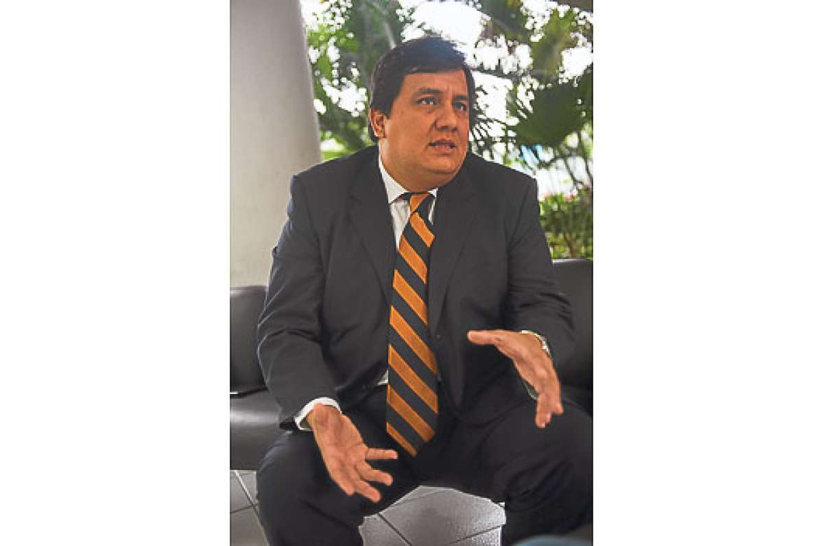 Julio Roberto &Aacute;lvarez Coronel. Estudios: Egresado de la maestr&iacute;a de Agronegocios Internacional. Nacionalidad: Ecuatoriana. Fecha de nacimiento: 15 de abril de 1977