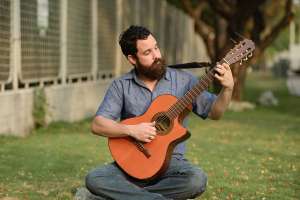 Ricardo Pita toca guitarra, bajo, piano, bater&iacute;a y m&aacute;s instrumentos. Prepara viaje a Costa Rica y Argentina. William Orellana / El Tel&eacute;grafo