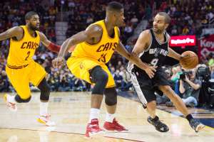 Tony Parker (d.) aport&oacute; con 8 puntos en la victoria de San Antonio sobre Cleveland. Foto: AFP