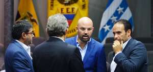 Miguel &Aacute;ngel Loor (centro), presidente de la Liga de F&uacute;tbol Profesional de Ecuador, dialoga con tres representantes de clubes en el primera asamblea.