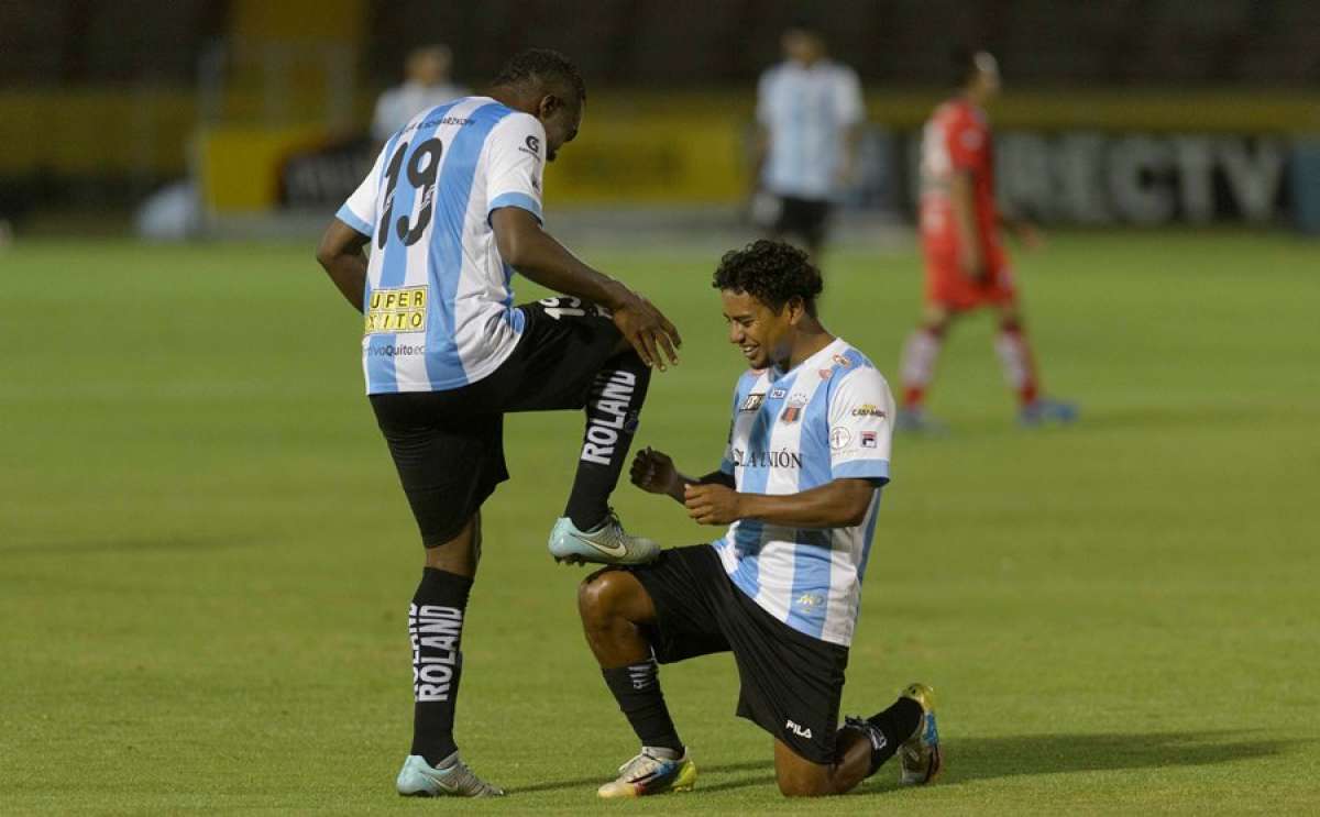 Ronald Campos (i) y Franklin Salas (d) marcaron los goles del Deportivo Quito. Foto: John Guevara / El Tel&eacute;grafo