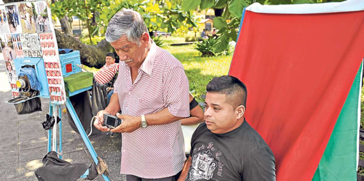 Algunos oficios tradicionales se mantienen, a pesar de las c&aacute;maras y los relojes digitales. Cortes&iacute;a: FACSO